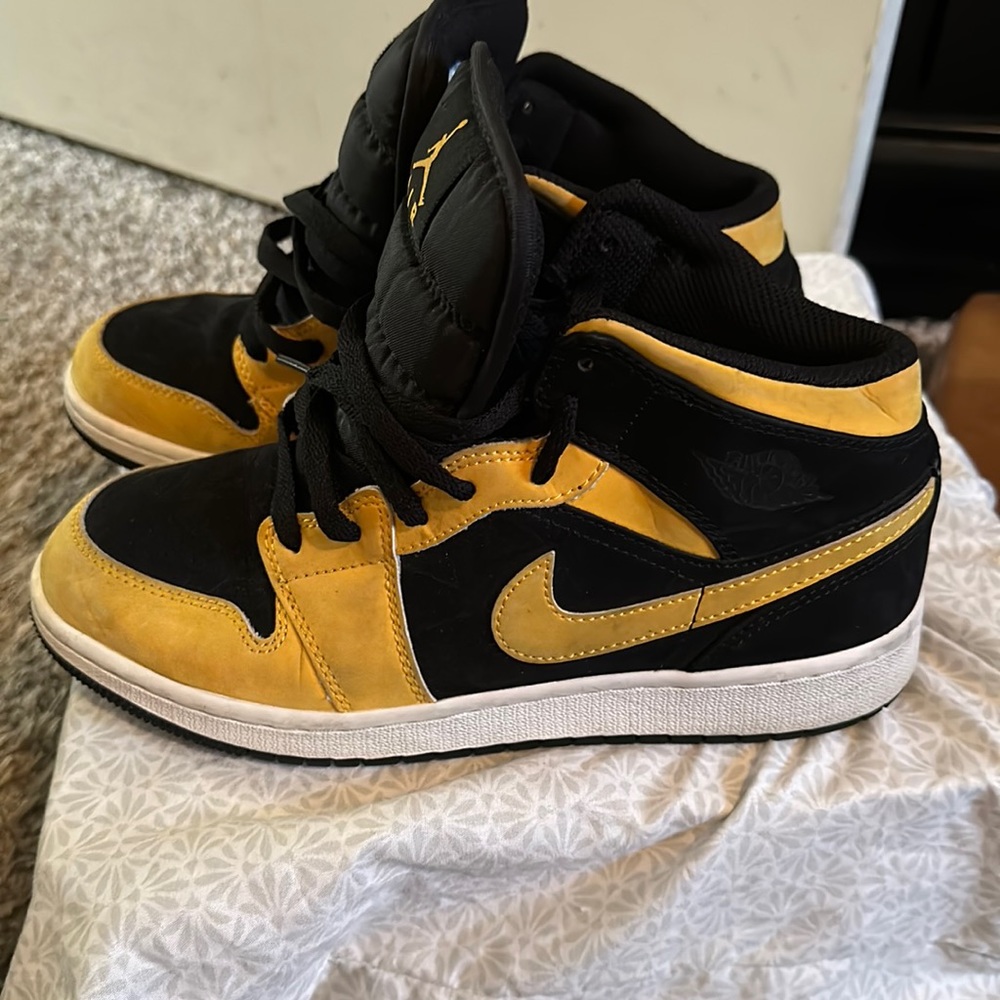 Jordan Mid 1’s